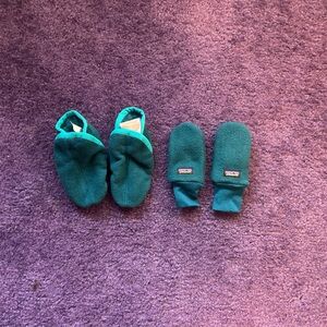 Patagonia Baby Synchilla™ Booties and Baby Pita Pocket Mittens set -3-6 months